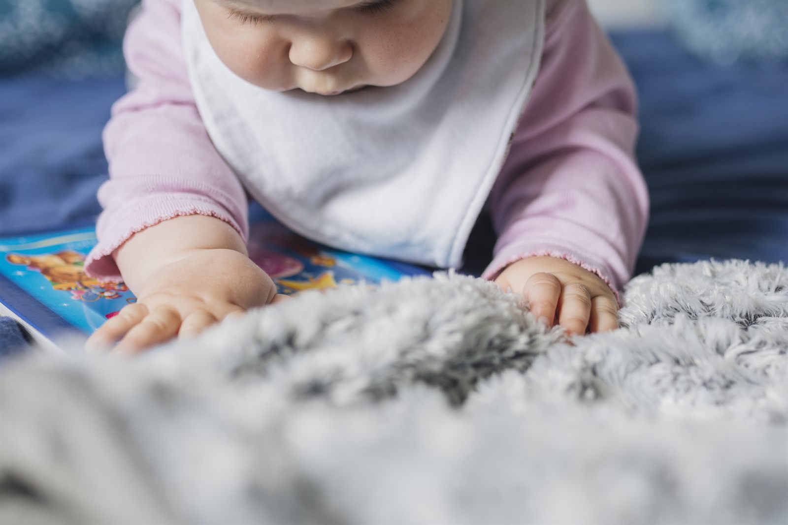 Un tout-petit explore, curieux et confiant, dans un espace lumineux