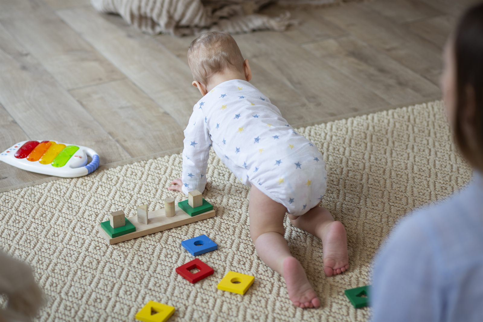 Un parent accompagne son bébé avec attention